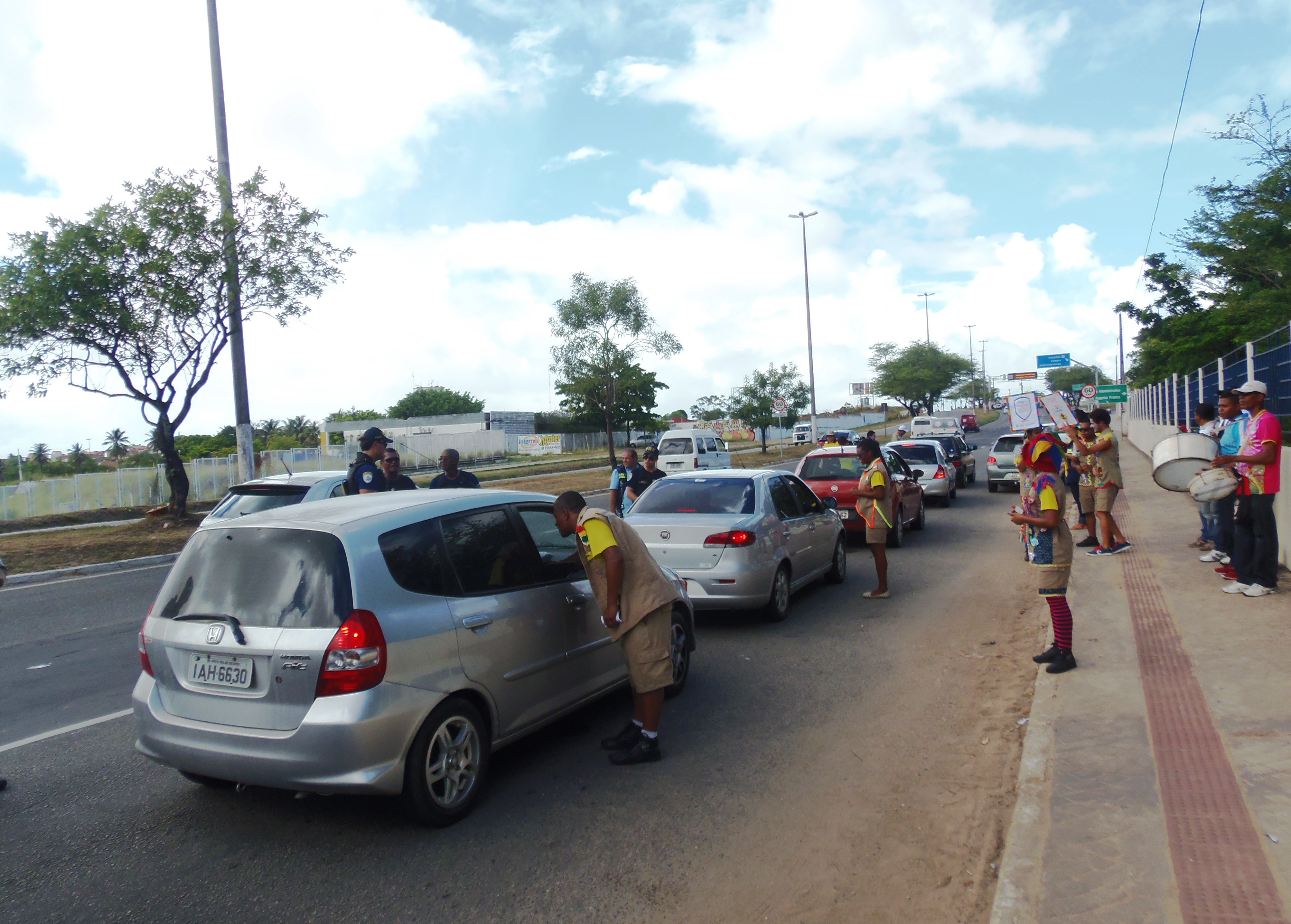 SMTT e PRF realizam blitz educativa para o feriadão - SMTT Aracaju